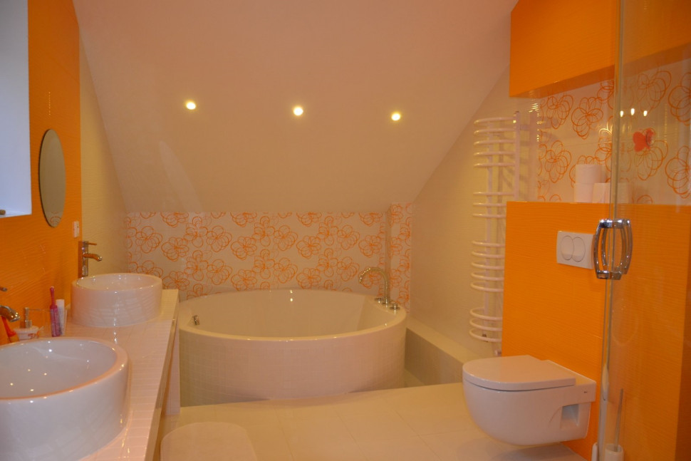 Łazienka dla dzieci ma ciepłą i wesołą kolorystykę