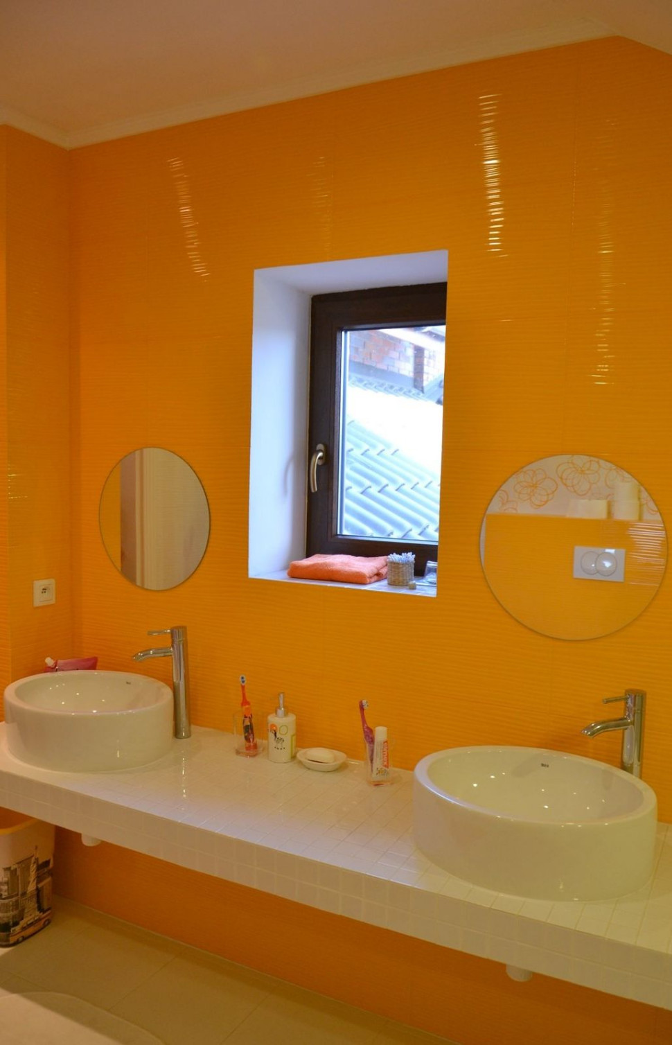 Dwie owalne umywalki osadzono w murowanym blacie na wys. 70 cm