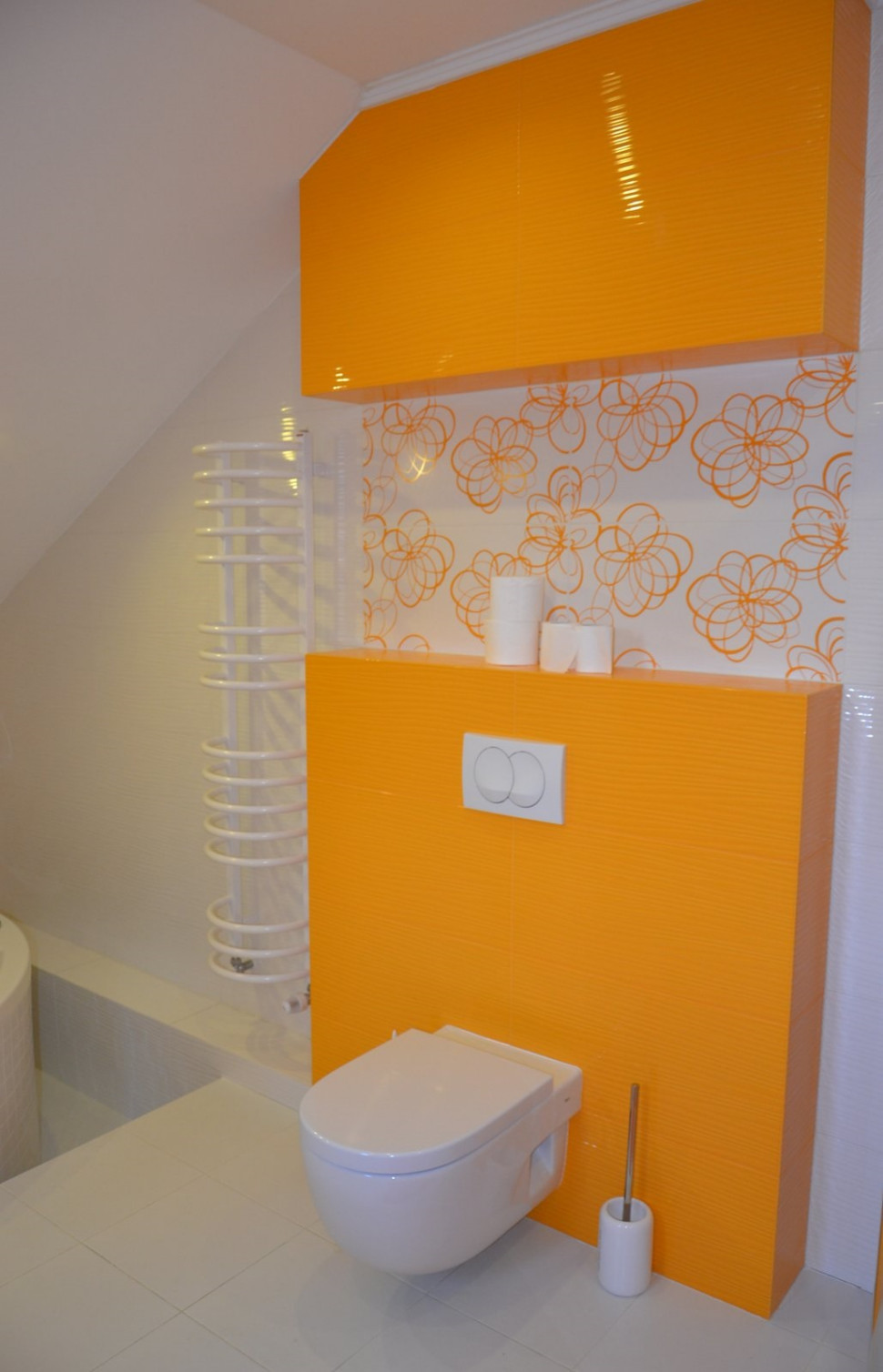 Podwieszany sedes znajduje się naprzeciwko umywalek