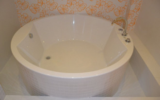 Łazienka dla dzieci - pomysł na wannę w obniżeniu podłogi