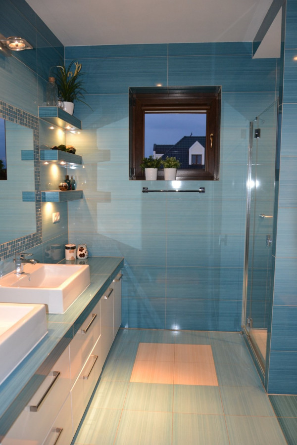 Niebieskie i beżowe płytki wykończeniowe w łazience