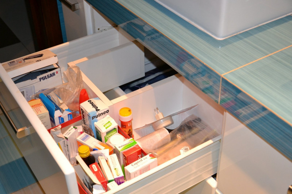 Pod blatem z umywalką umieszczone są pojemne szafki