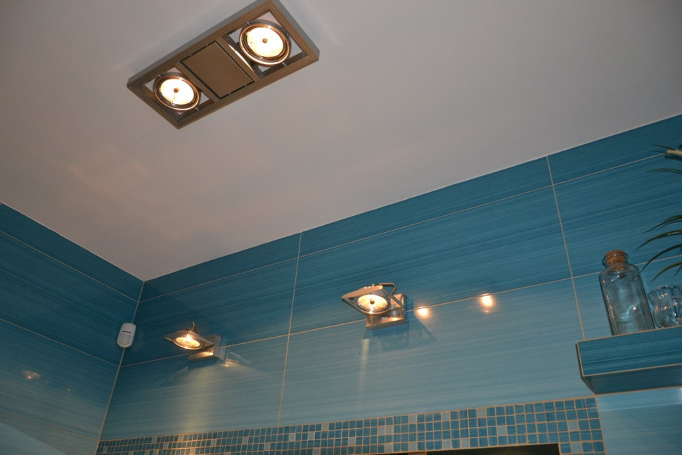 W łazience pod sufitem, na ścianach i wymurowanych półkach znajdują się liczne halogenowe i LED-owe punkty świetlne