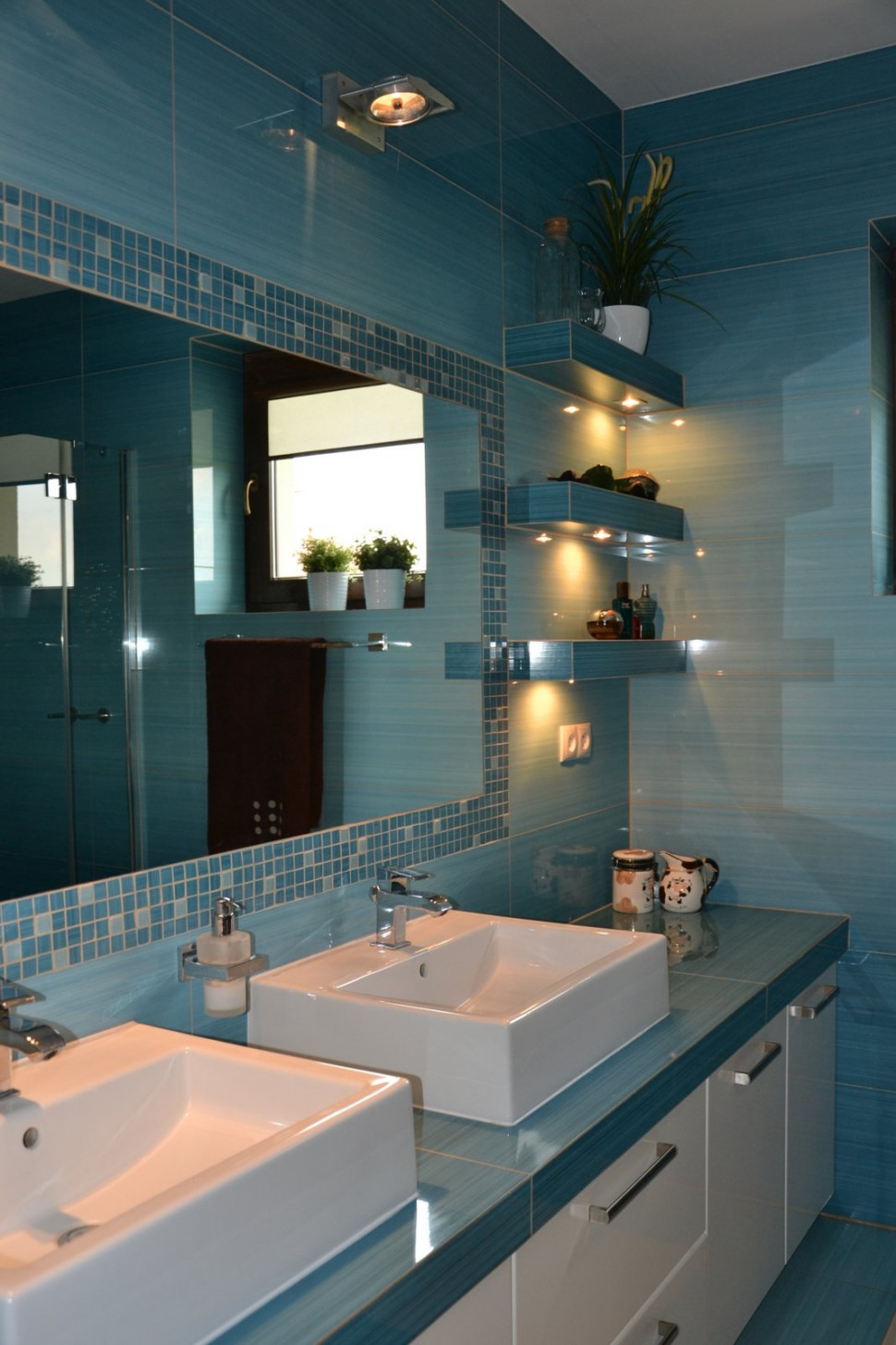 Nad dwoma umywalkami zawieszono wielkie lustro