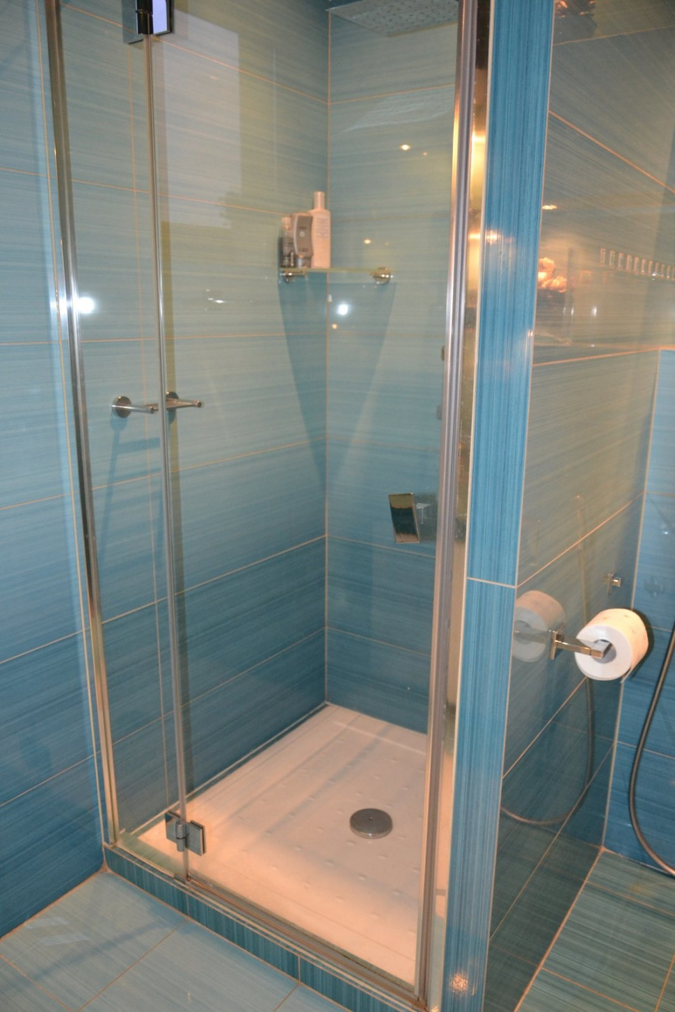 Podczas remontu posadzki, pod prysznicem wykonano płaski brodzik