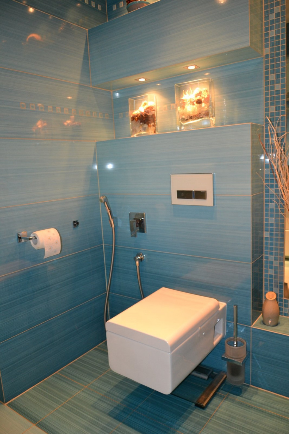 Zamiast tradycyjnego bidetu, przy sedesie zamontowaliśmy tańszą, podtynkową bidetkę