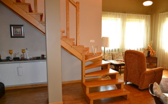 Przy ażurowych schodach ważna jest regularna renowacja!