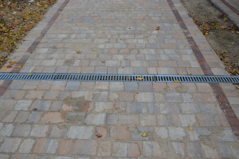 Ogrodowe odwodnienie liniowe leży na warstwie piasku i cementu