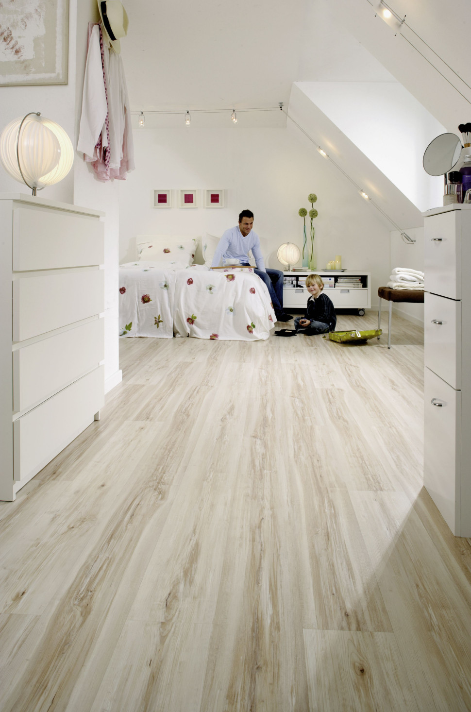 Panele winylowe w sypialni fot. Wineo