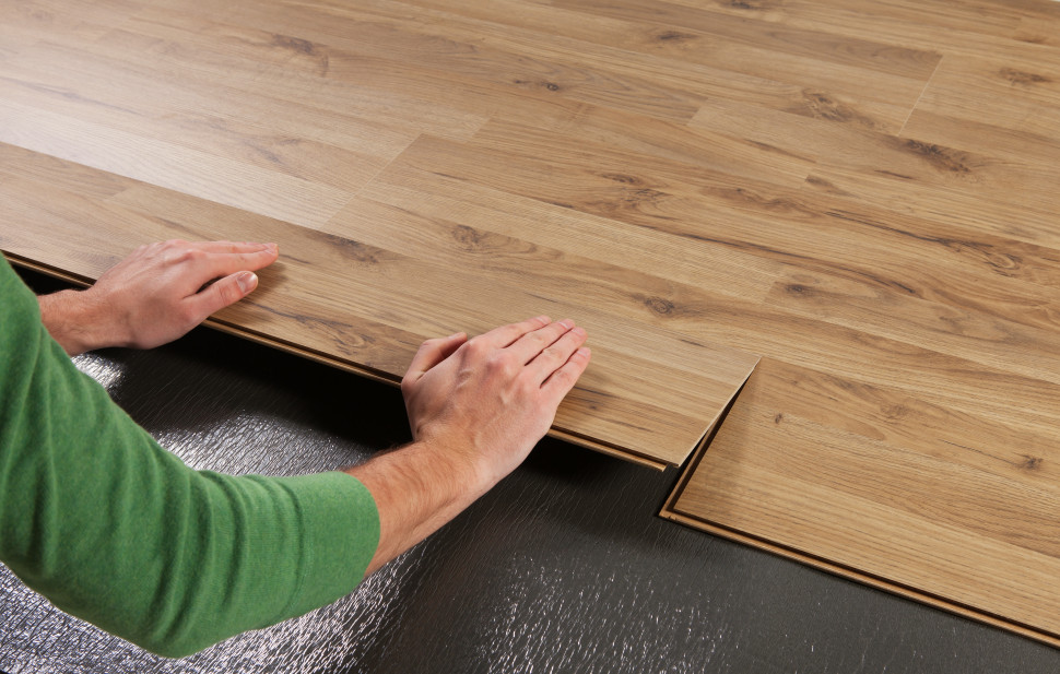 Układanie paneli fot. Związek Europejskich Producentów Paneli Laminowanych