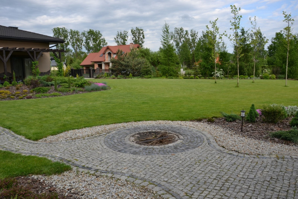 Ścieżka o szer. 1,0-1,5 m rozgałęzia się wokół miejsca na ognisko