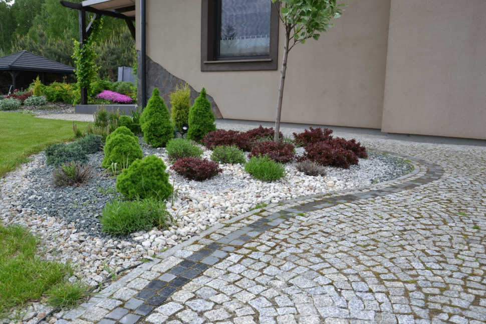 Obrzeża na podjeździe wykonano z krawężników granitowych