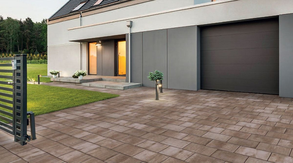 Oświetlenie schodów wejściowych do domu. fot. Semmelrock Stein+Design