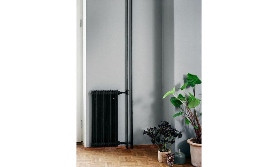 Odnowiony grzejnik pomalowany na czarno