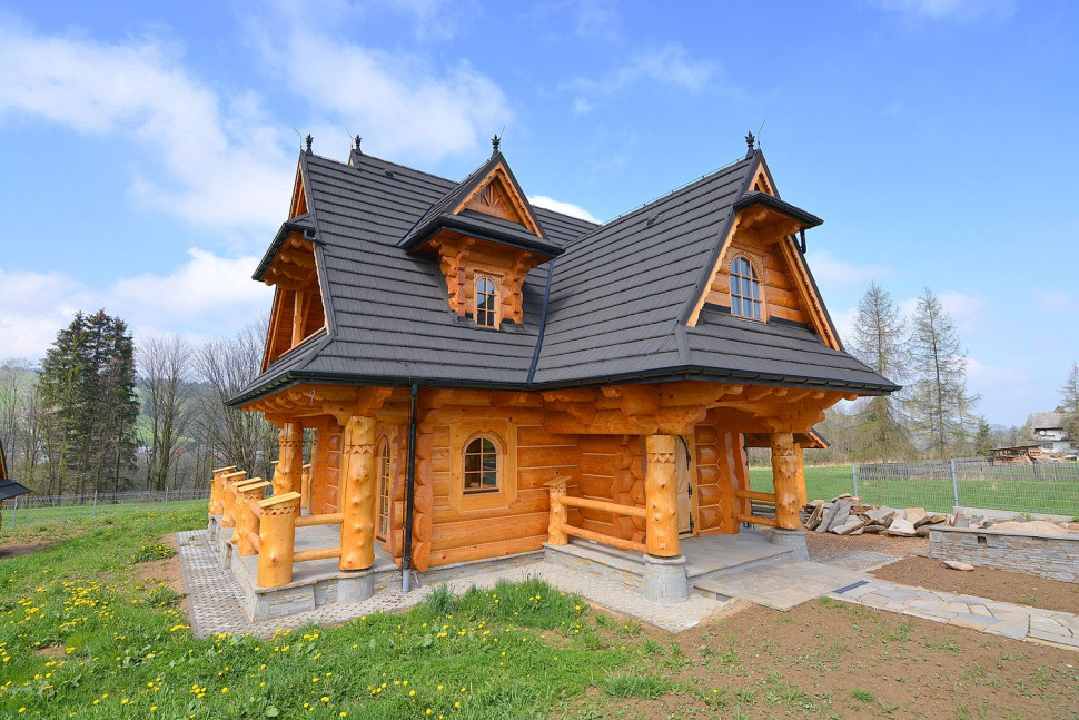 Dach domu z bala pokryty blachodachówką Gerard model Corona. fot AHI Roofing