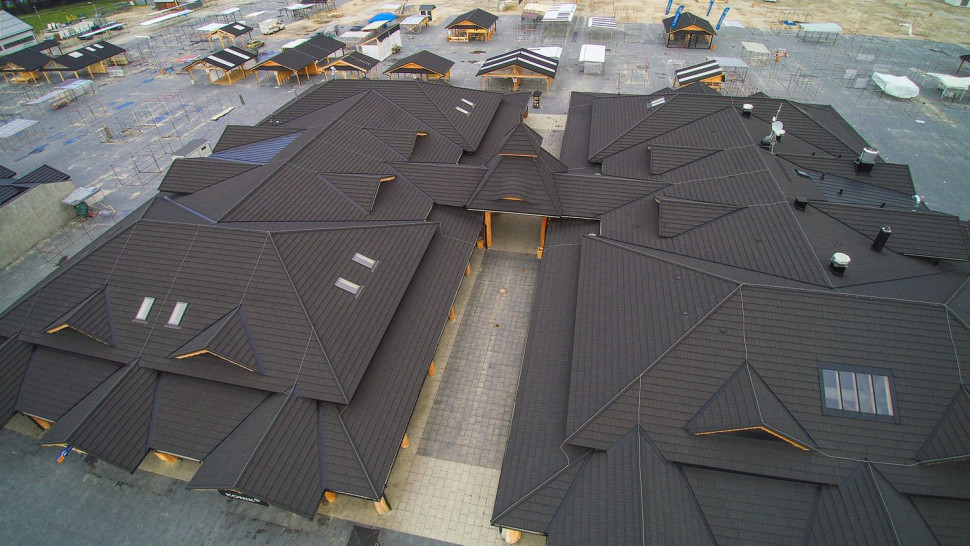 Dach Nowej Targowicy w Nowym Targu pokryty blachodachówką Gerard model Corona. fot. Ahi Roofing