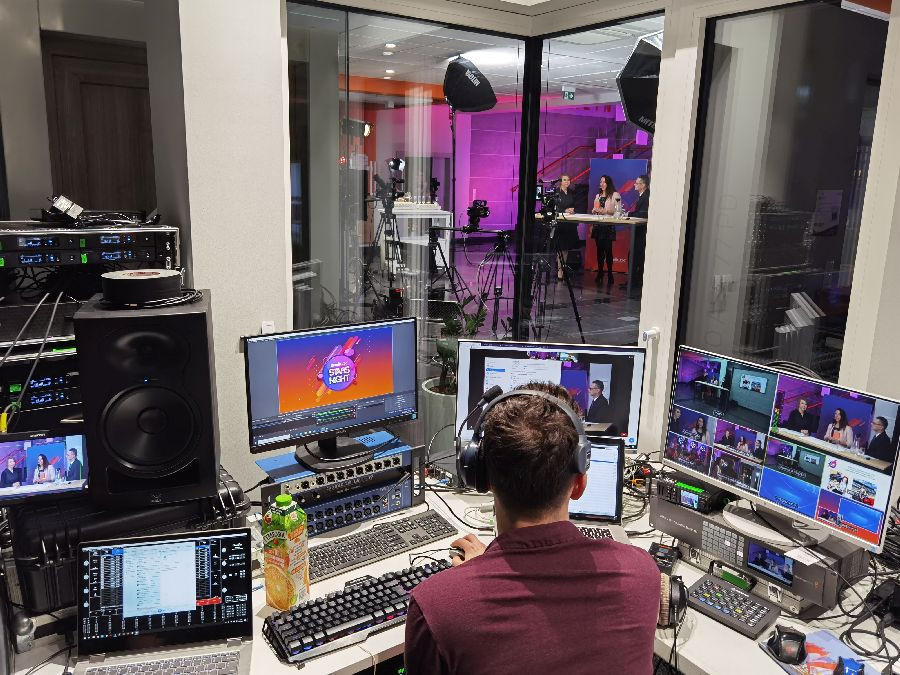 Podczas AWILUX STARS NIGHT, siedziba firmy AWILUX zamieniła się w prawdziwe studio telewizyjne. fot. AWILUX