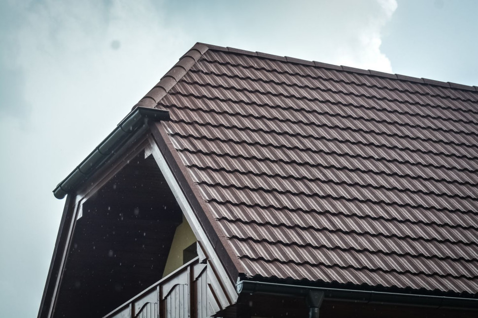 Domy Klasyczne, dachy kryte blachodachówką Gerard model Diamant (czerwony) i Milano (brązowy). fot. Ahi Roofing