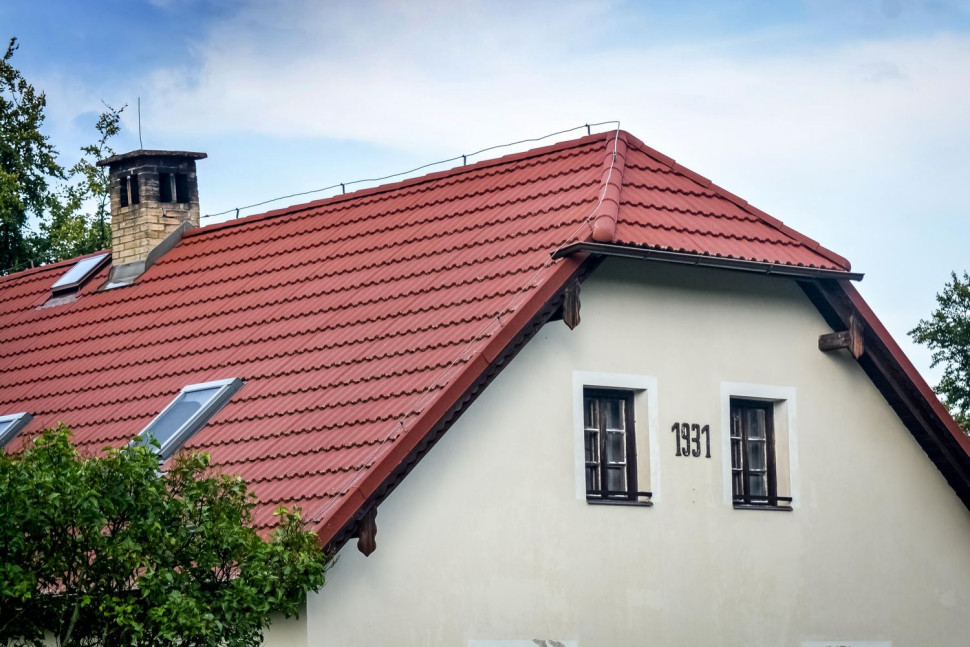 Domy Klasyczne, dachy kryte blachodachówką Gerard model Diamant (czerwony) i Milano (brązowy). fot. Ahi Roofing