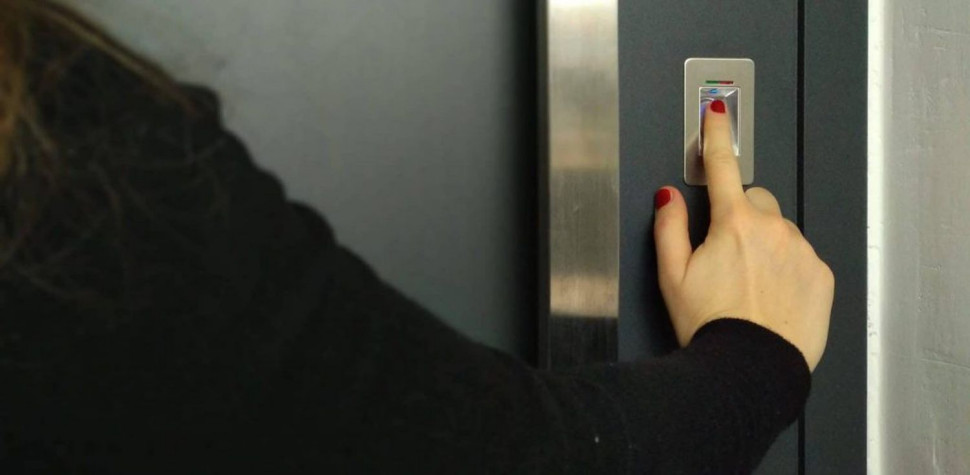 Skaner odcisków palców wbudowany w drzwi