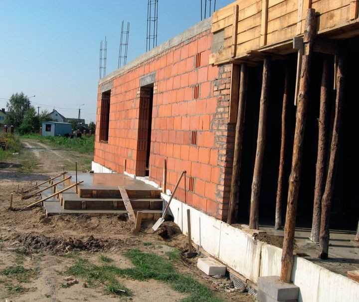 Zbrojenie słupków wyprowadzone z wieńca stropowego