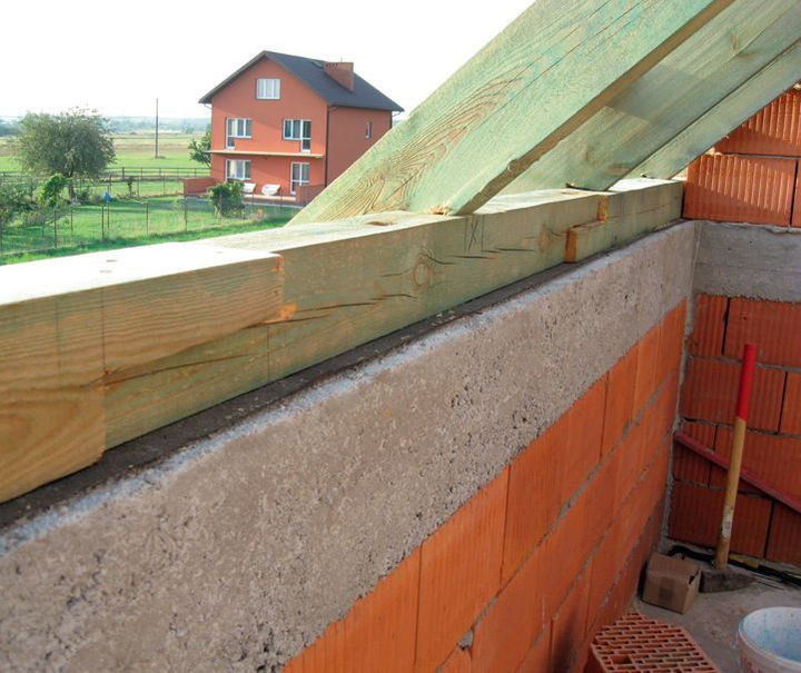 Murłata na wieńcu ścianki kolankowej