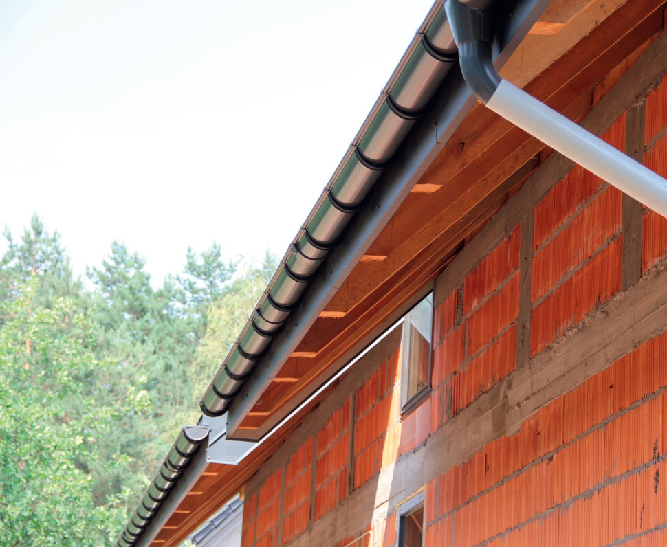 Murowana ścianka kolankowa z gęsto rozstawionymi słupkami i oknem kolankowym