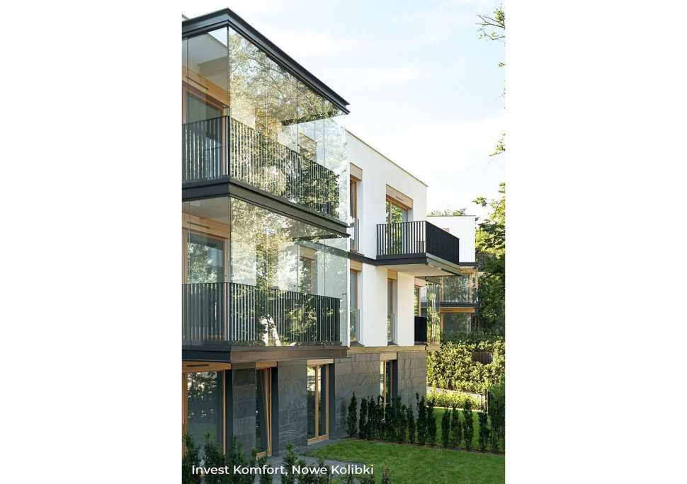 Dwupiętrowy budynek na osiedlu Nowe Kolibki