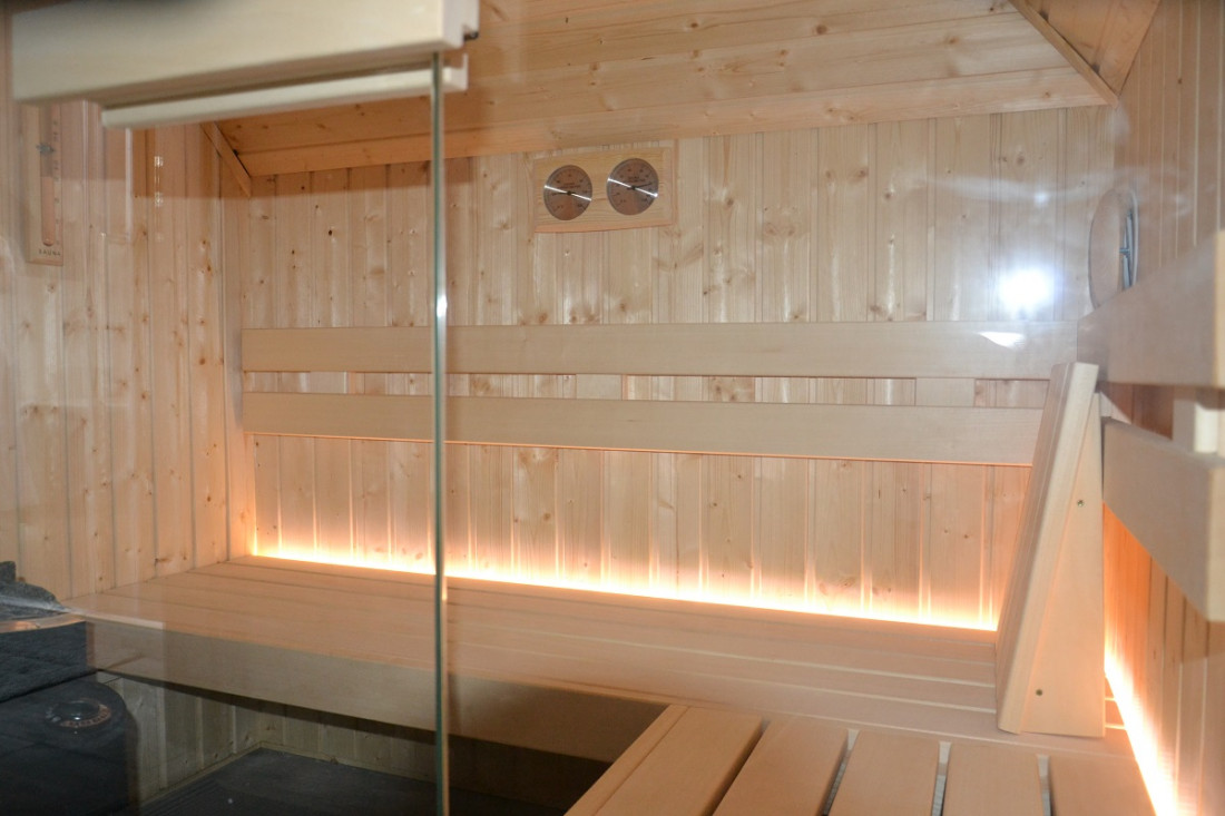 Sauna ze świerka skandynawskiego w pralni na poddaszu