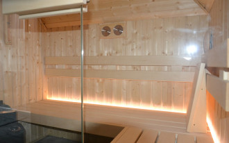 Sauna ze świerka skandynawskiego w pralni na poddaszu