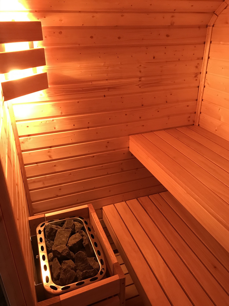 Jednofunkcyjny piec o mocy 6 kW (dopasowany do kubatury kabiny), lampa boczna