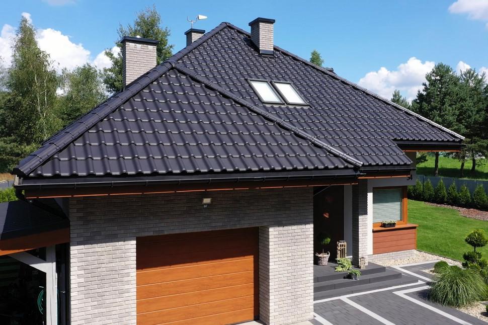 Dach pokryty dachówką ceramiczną TITANIA marki CREATON
