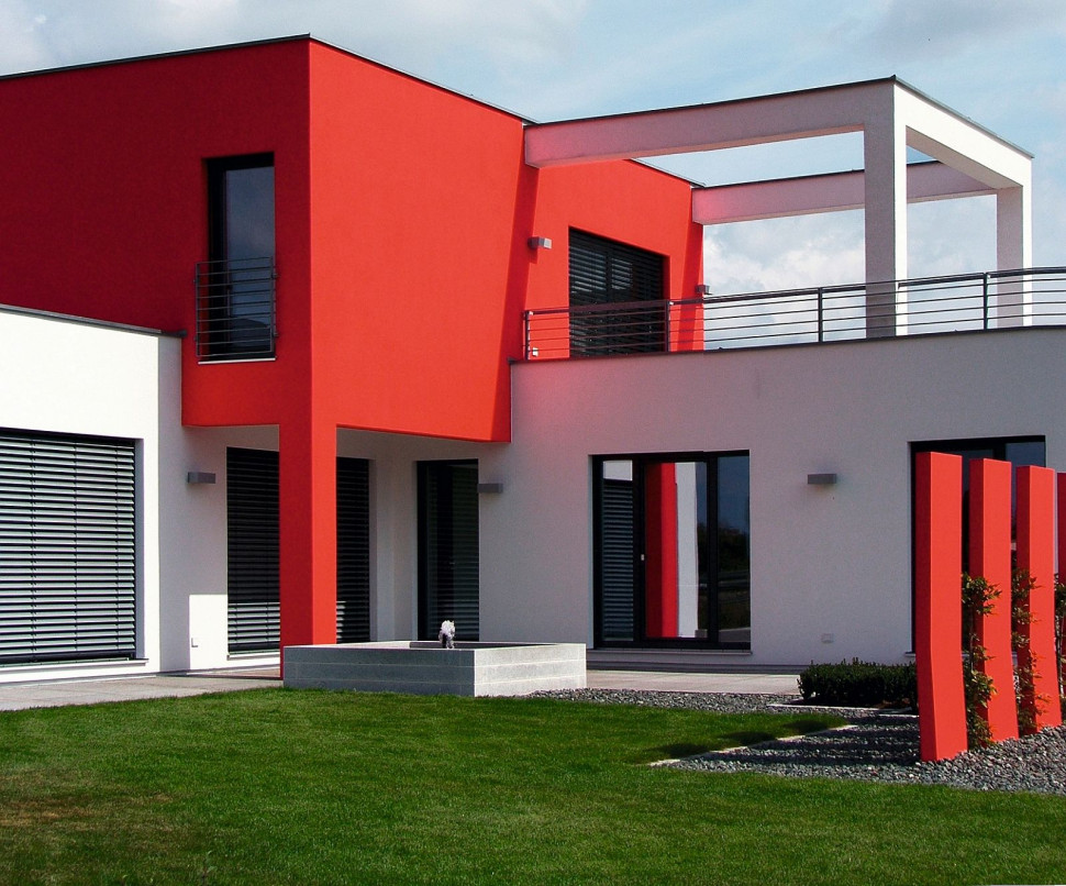 Elewacja w kolorze bieli z dodatkami czerwieni