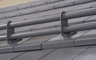 Jakie rozwiązania dachowe zapewnią skuteczną ochronę przed śniegiem i lodem?