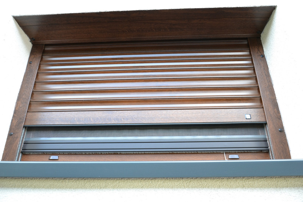 Rolety i podtynkowa skrzynka z dolną klapą rewizyjną