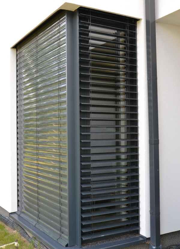 Kasety i prowadnice żaluzji fasadowych zakryto tynkiem