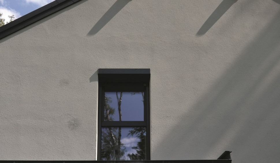 Rolety elewacyjne przymocowano do ram okien