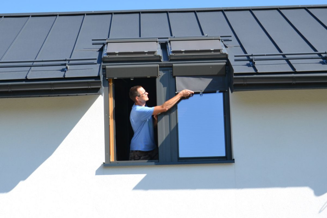 Markizy zewnętrzne na oknach dachowych obsługiwane ręcznie