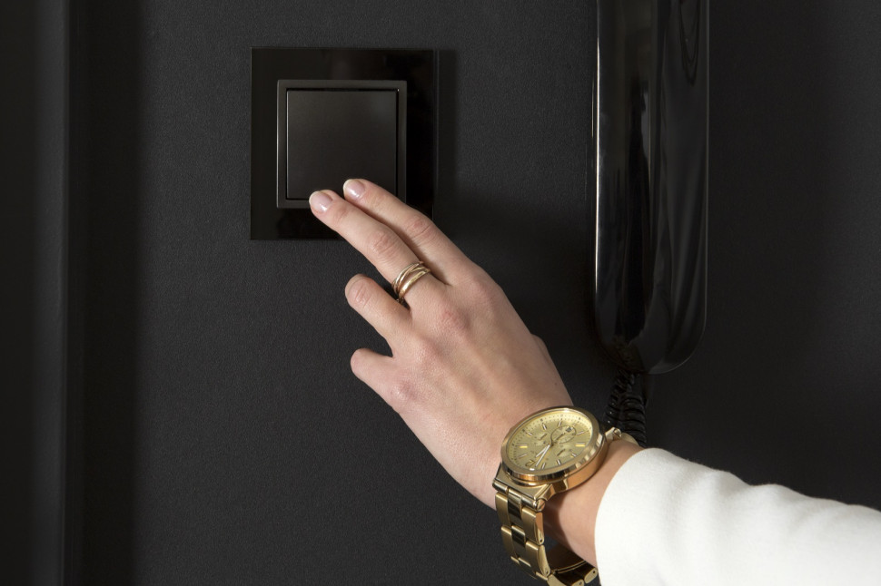 Nowoczesny czarny łącznik