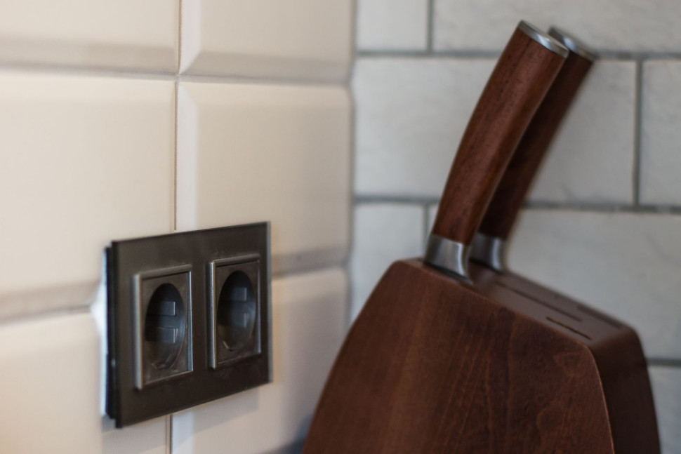 Gniazda zamontowane nad blatem kuchennym