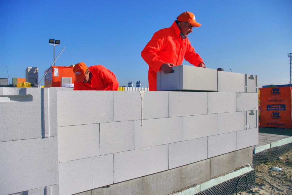 Wznoszenie ścian z betonu komórkowego