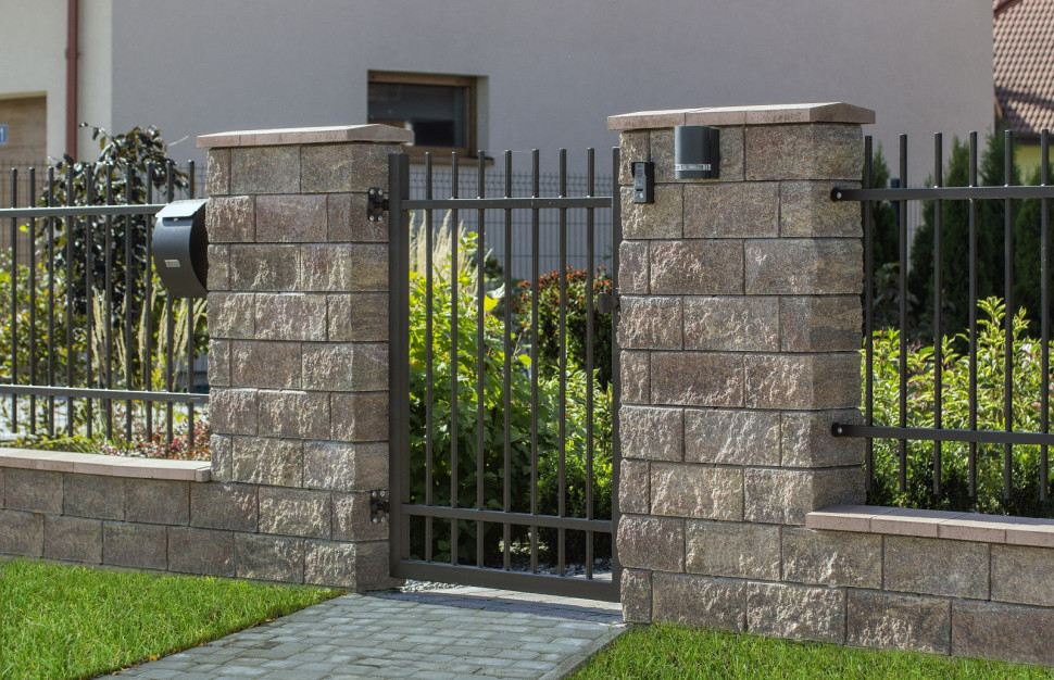 Ażurowe ogrodzenie i furtka