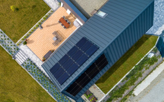 Czy cień padający na fotoogniwa może obniżyć ich sprawność?