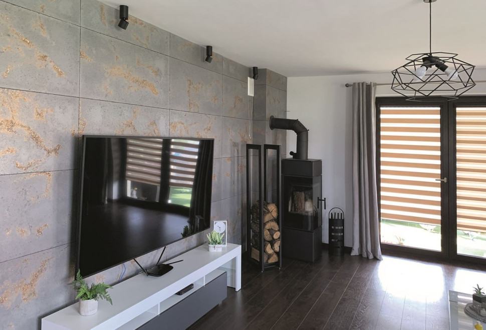 Płyty betonowe z domieszką kruszywa w kolorze złota na ścianie wewnętrznej