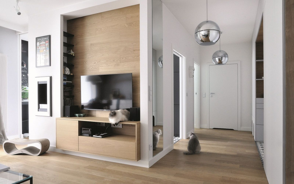 Drewniane deski lub panele ułożone na ścianie najczęściej są takie same, jak te na posadzce