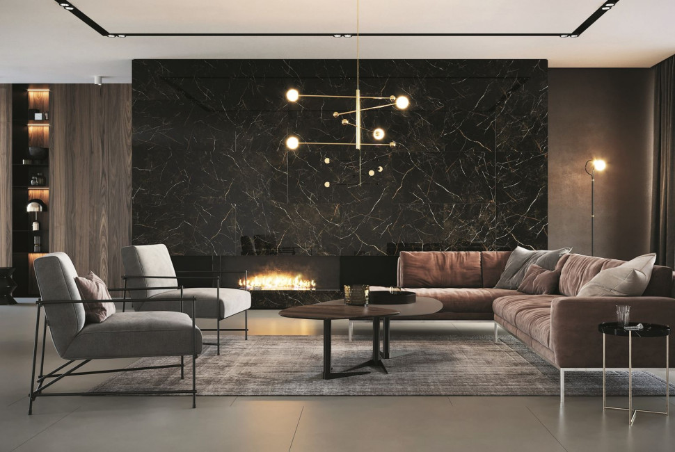 Ciemne płyty gresowe w dużym formacie na ścianie w salonie