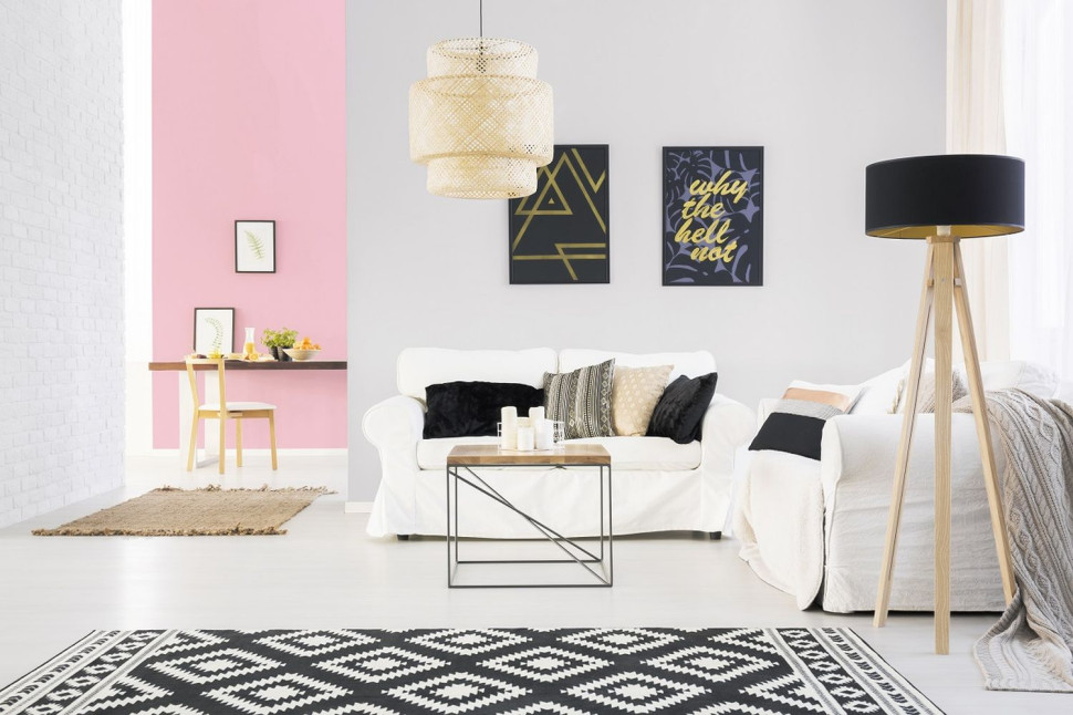 Różowy kolor w salonie