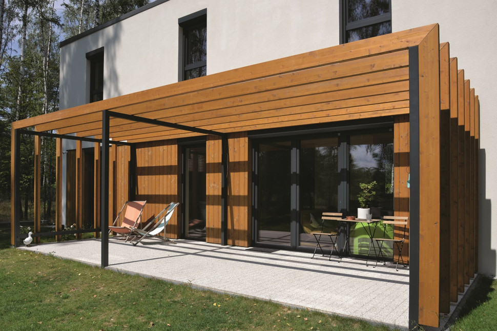 Nawierzchnię tarasu (o wymiarach 8 × 3 m) deweloper utworzył z kostki betonowej (posypka mineralna działa antypoślizgowo)