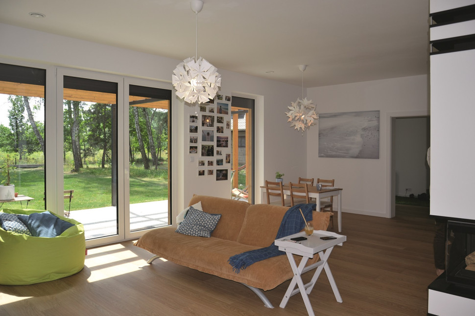 Salon z dużymi oknami