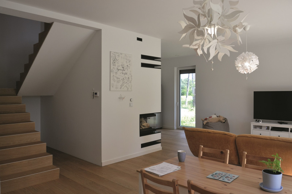 Kominek w salonie tuż przy klatce schodowej